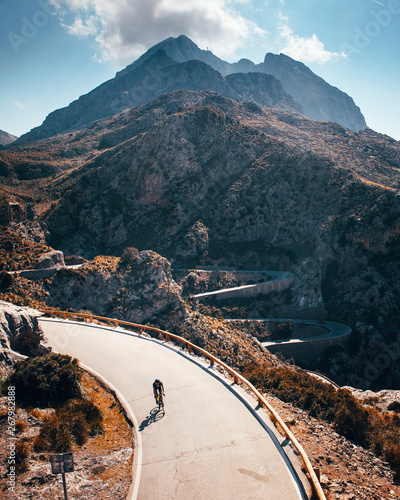 Foto Man ride on bicycle in Famous Sa Calobra Climb in Mallorca Original sport wallpa