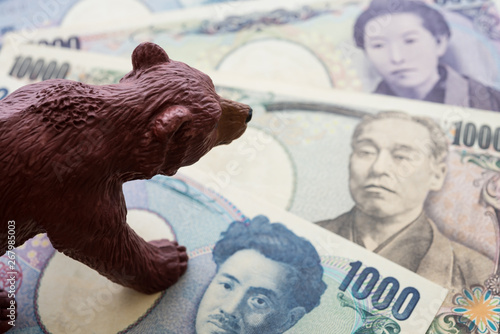 Quadro su tela Walking bear on Japanese yen banknotes background