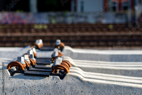 Stabile Bahnschweller aus Beton mit Stahlbefestigungen und blanken Stahlschrauben bringen die Bahn sicher in die Zukunft photo