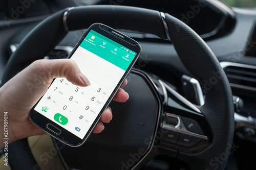 Fotografie téléphoner au volant en bluetooth