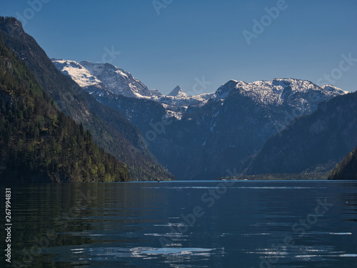 Blick auf die Berge und die Kirche am K  nigssee