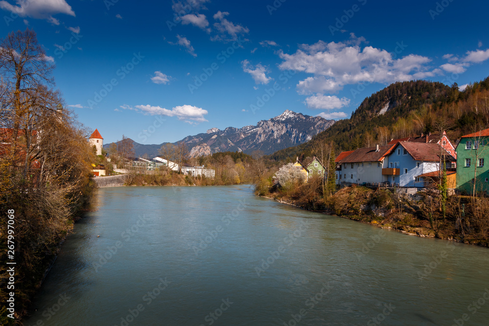 Der Fluss Lech durch die Stadt Füssen in Bayern Deutschland