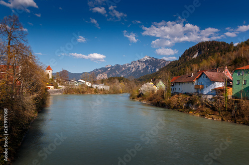 Der Fluss Lech durch die Stadt F  ssen in Bayern Deutschland