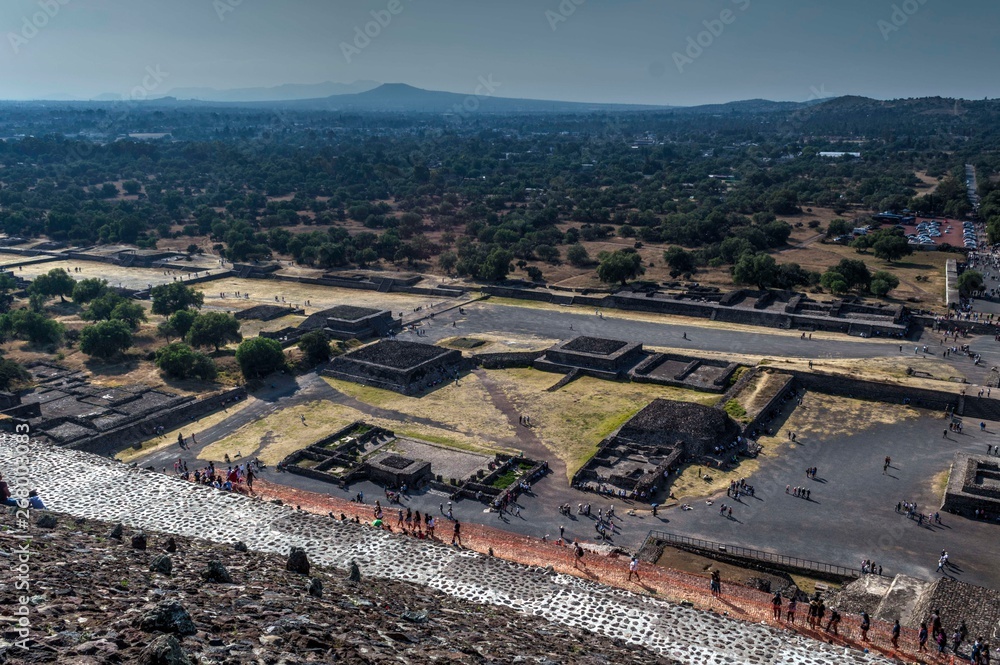 Vista en Las Ruinas de Teotihuacan desde la Pirámide del Sol. Turistas en teotihuacan. Avenida de los muertos
