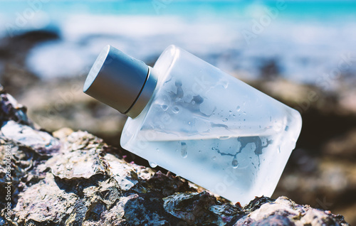 Bilde på lerret Perfume bottle against sea water