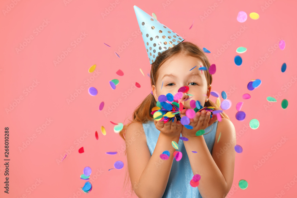 Φωτογραφία Cheerful little girl celebrates birthday