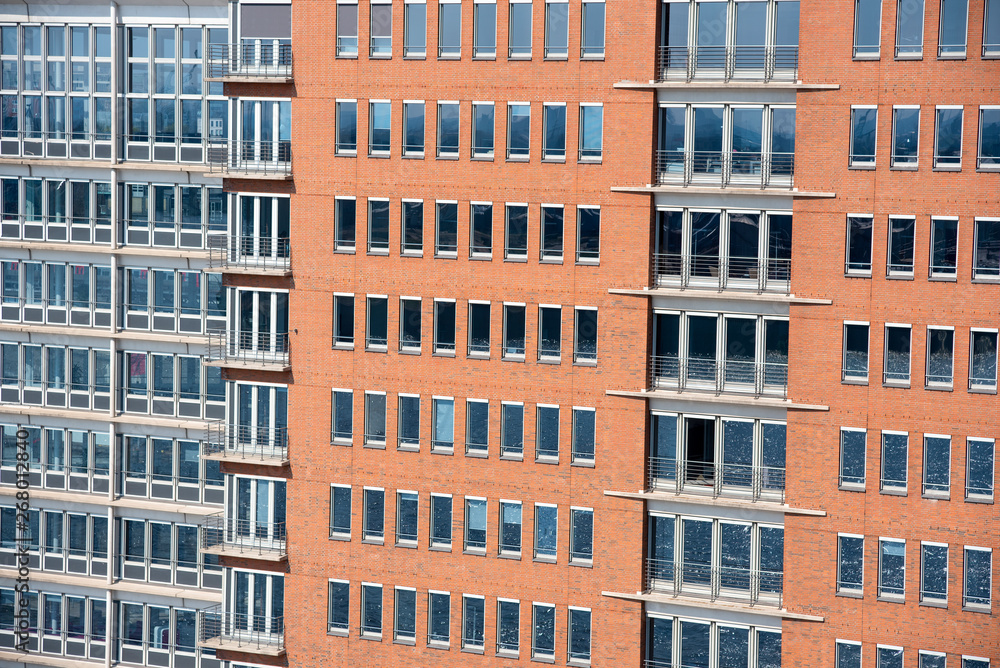 Abstrakte Fassade eines modernen Bürogebäudes in Hamburg, Deutschland Abstrakte Fassade eines modernen Bürogebäudes in Hamburg, Deutschland