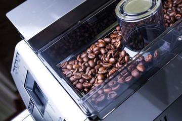Küchenrückwand glas motiv Kaffee und Kaffeebohnen Kaffeekörner in der Kaffeemaschine hautnah  © vfhnb12