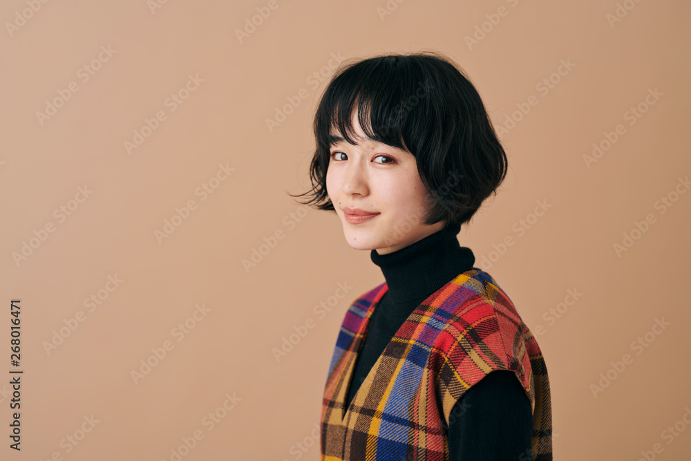 チェックのワンピースの若い女性 チェックのワンピースの若い女性