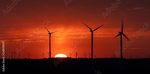 Sonnenuntergang mit Windräder 