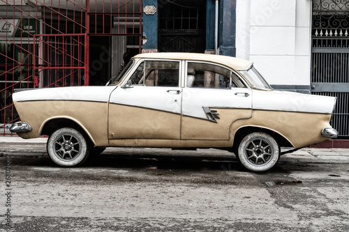 Fototapeta Naklejka Na Ścianę i Meble -  habana vintage car, american classic car