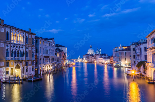 Canal Grande mit Santa Maria della Salute am Abend © riebevonsehl