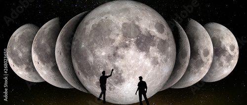 Fotografi Phases of the Moon simultaneous in a row and two observers