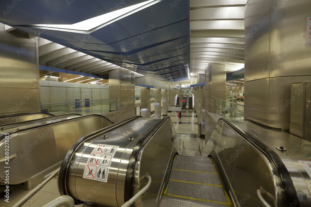Obraz premium Interior of a deserted metro station 