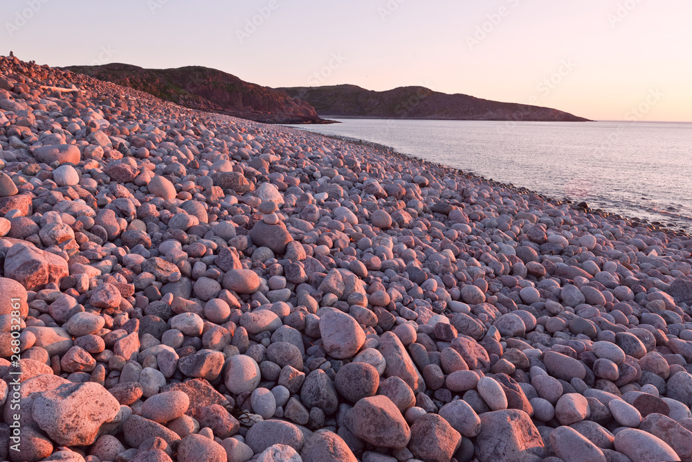 Fototapeta premium Rocky beach on the shore of the Barents Sea at sunset