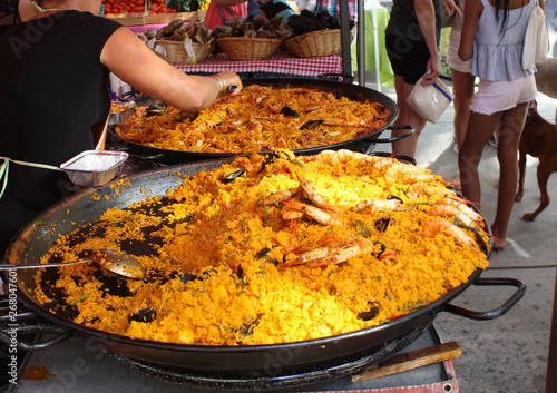 Fotografie Giant Spanish Paella in French Market