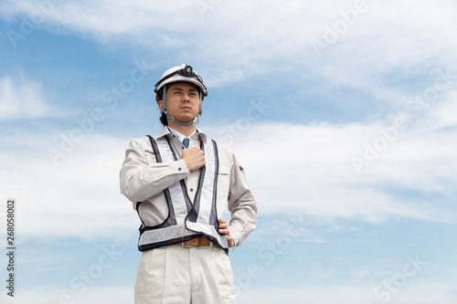 施工管理の新人男性　青空背景 © kazoka303030