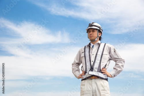 施工管理の男性　青空背景 © kazoka303030
