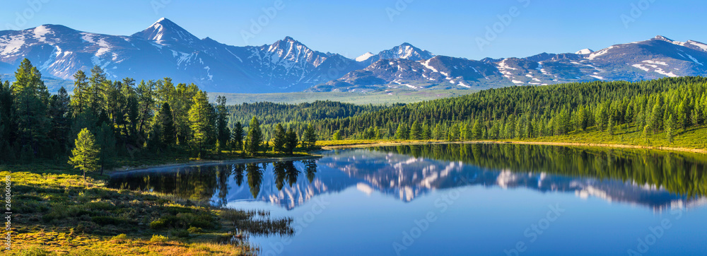 Plakat Górski krajobraz, malownicze górskie jezioro w letni poranek, duża panorama, Ałtaj