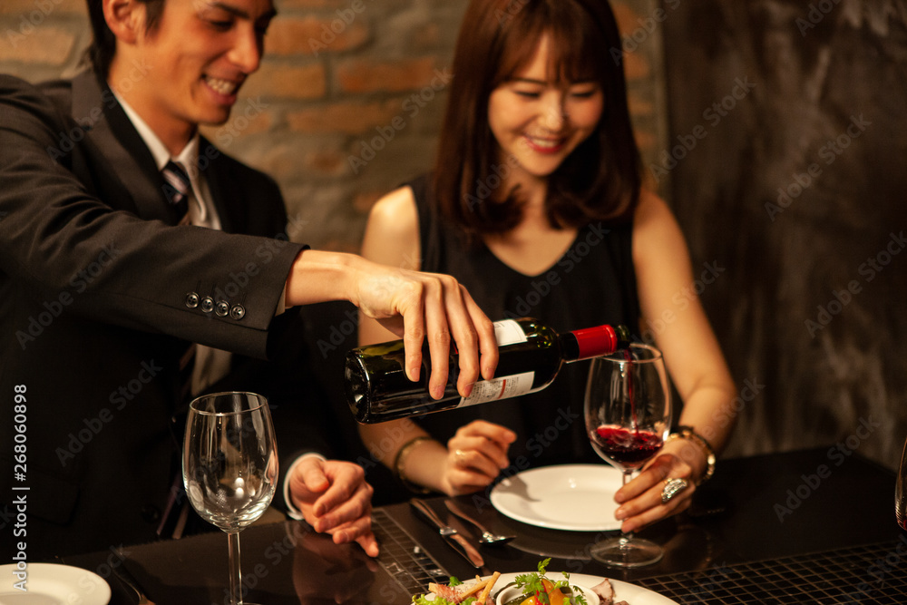 ディナーを楽しむカップル