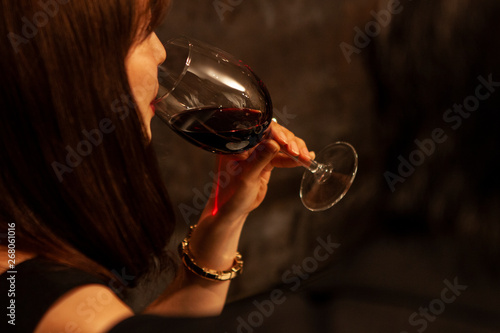 美味しそうにワインを飲む女性