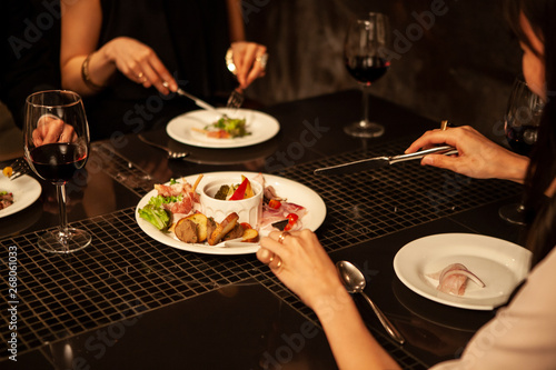 オシャレなレストランでの食事会