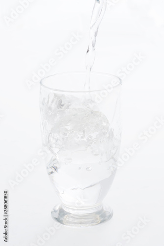 グラスに注ぐ水