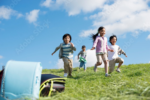 Foto 草原を走る小学生