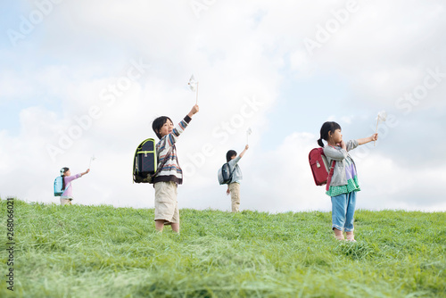 草原で風車を持つ小学生