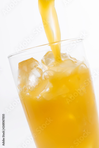 グラスに注ぐオレンジジュース