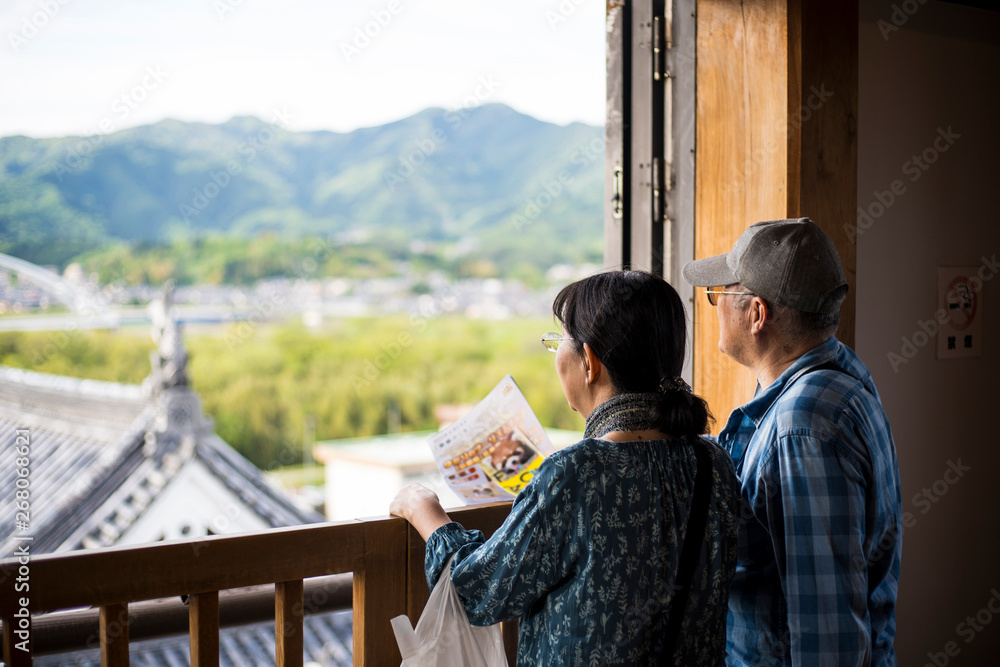 福知山城からの景色をみる夫婦