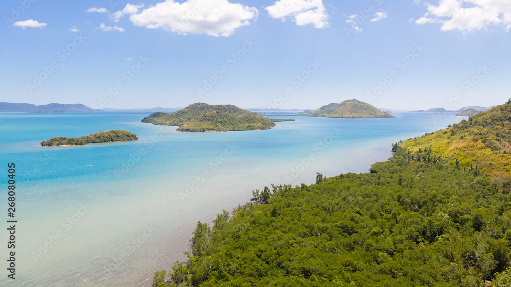 Obraz premium Green tropical islands and azure sea.A group of islands of the Malay Archipelago. El Nido,Palawan,Philippines