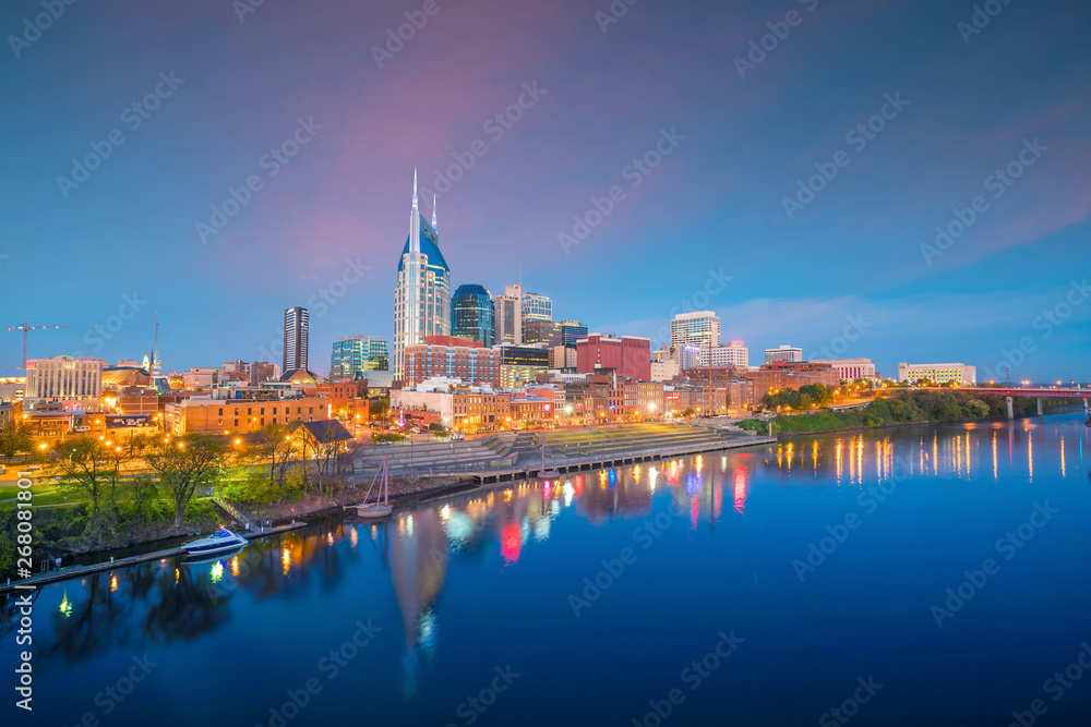 Fototapeta premium Nashville, Tennessee downtown skyline with Cumberland River in USA