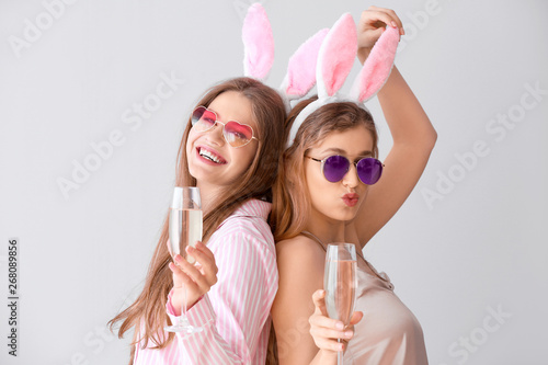 Beautiful young women in pa...
