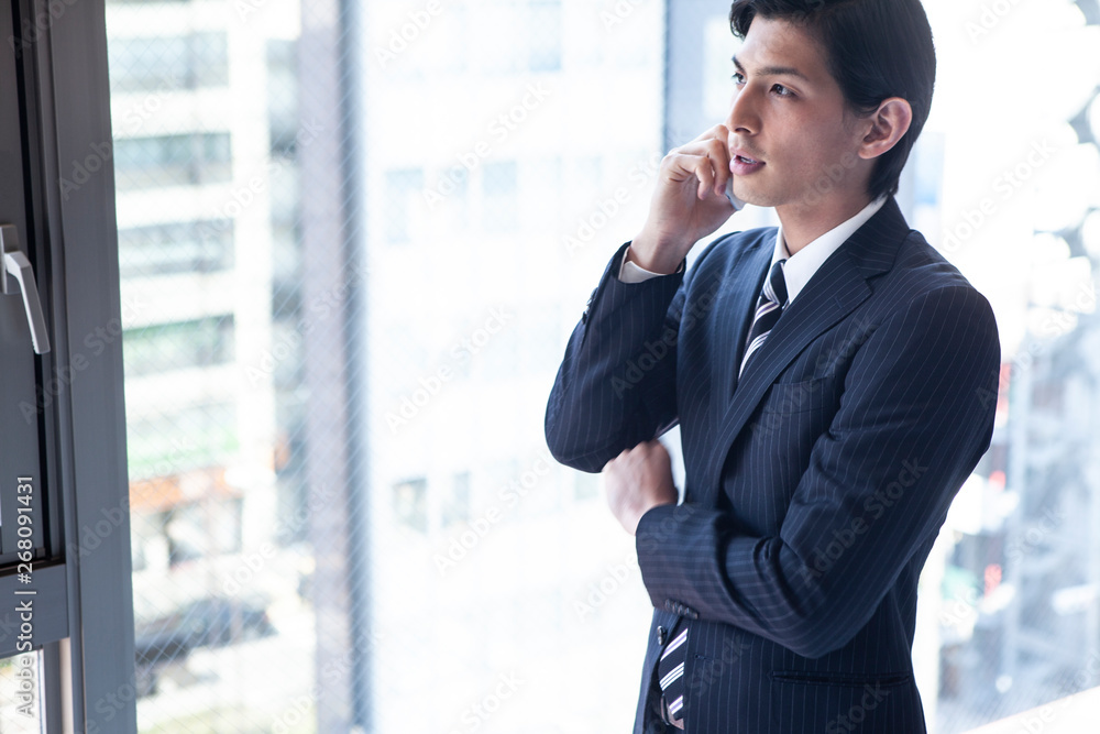 スマートフォンで通話をするビジネスマン