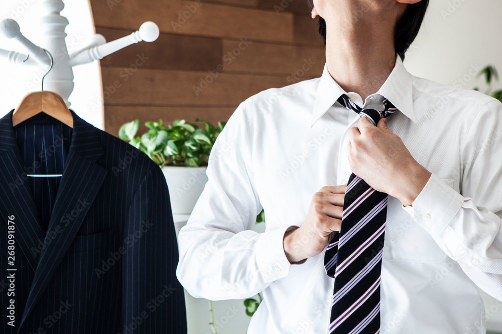 ネクタイを締める男性 Stock Photo | Adobe Stock