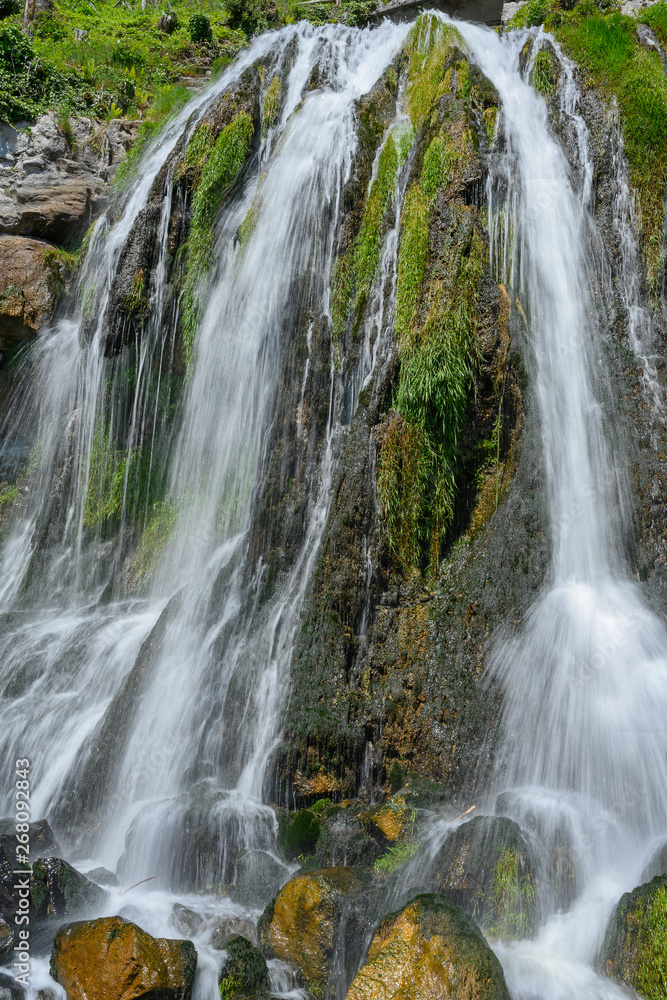 Wasserfälle beim Eingang zur Beatushöhle, bei Interlaken, Bern, Schweiz
