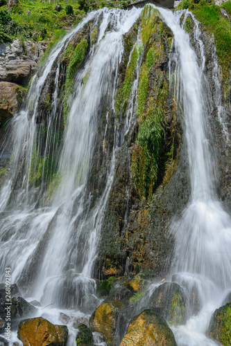 Wasserfälle beim Eingang zur Beatushöhle, bei Interlaken, Bern, Schweiz
