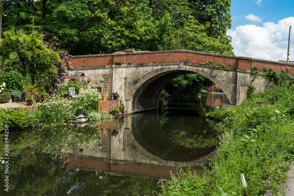 Fototapeta premium Ryeford Bridge on the Stroudwater Canal near to Stonehouse, Stroud, Gloucestershire, UK