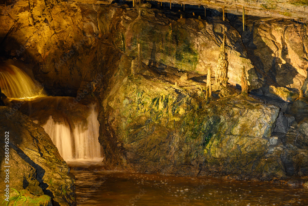 Unterirdischer Fluss in der Beatushöhle bei Interlaken, Bern, Schweiz