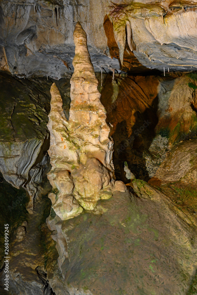 Stalagmiten in der Beatushöhle bei Interlaken, Bern, Schweiz