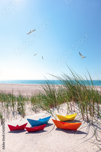 Fototapeta Naklejka Na Ścianę i Meble -  Papierschiffe und Möwen in den Dünen am Meer