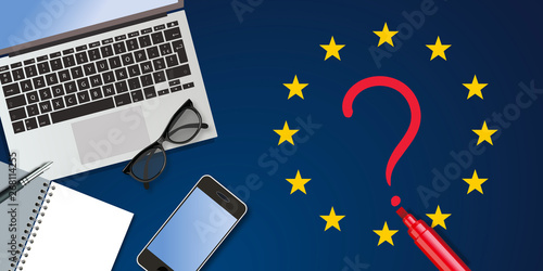 Bureau vu du dessus, composé d’un carnet, d’un stylo plume et d’un ordinateur pour illustrer les médias et les journalistes chargés d’informer les électeurs sur les élections européenne.