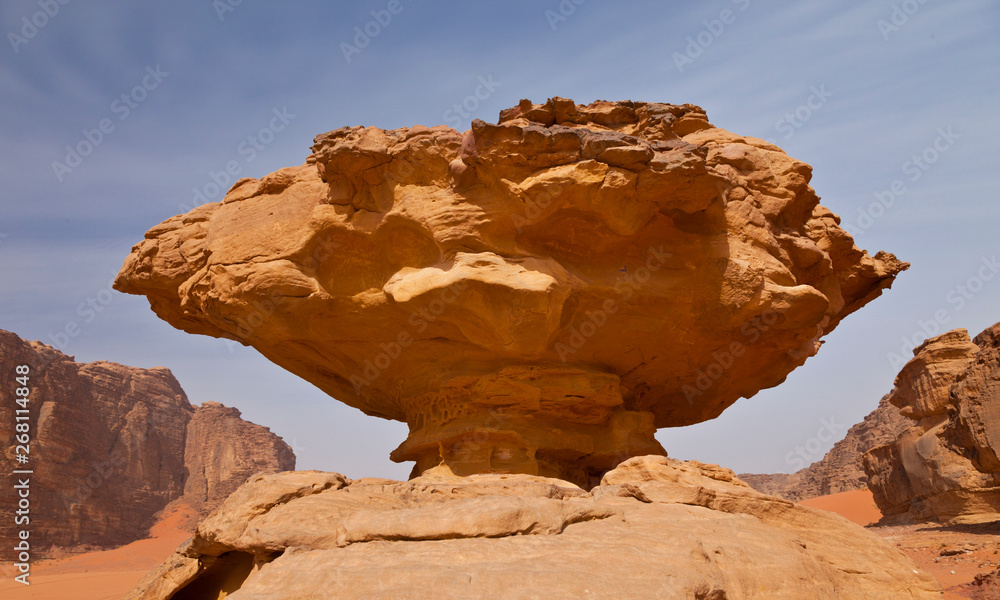 Roca erosionada en equilibrio, Wadi Rum, Jordania, Oriente Medio