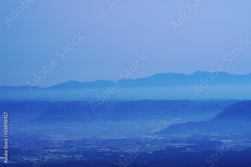Fototapeta Naklejka Na Ścianę i Meble -  ミヤマキリシマが満開の仙酔峡から見る阿蘇外輪山