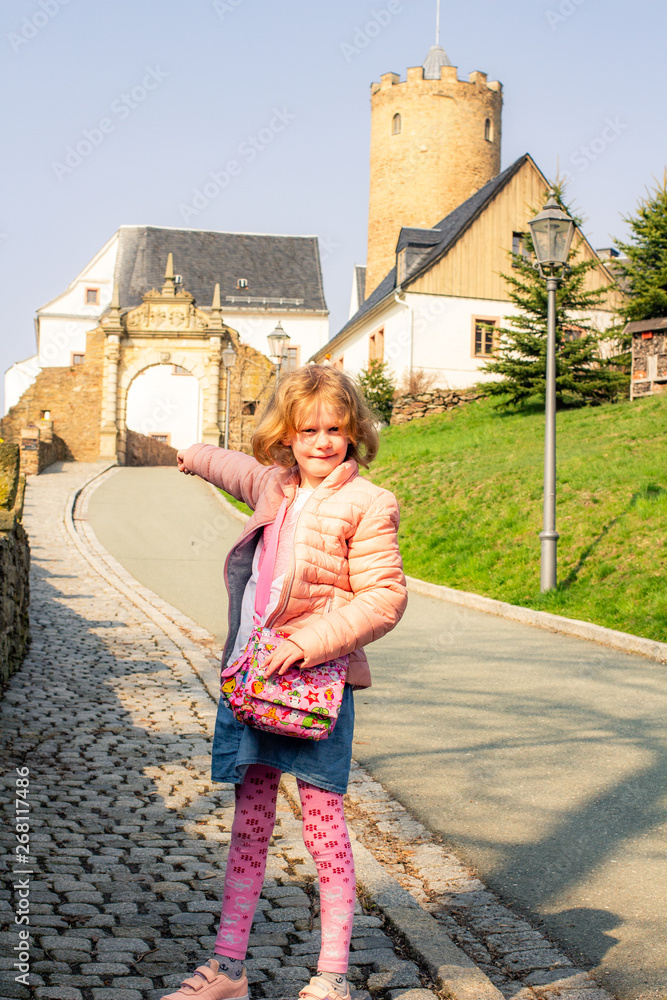 Fototapeta premium Child in front of Scharfenstein Castle in the Erzgebirge