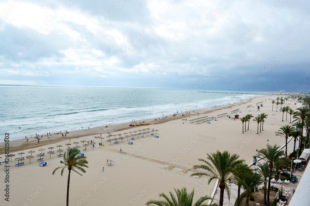 Obraz premium Playa de cullera. Amanecer nublado en la playa