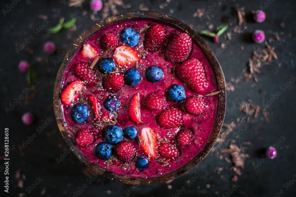 Fototapeta premium Smoothie framboises myrtilles fraises