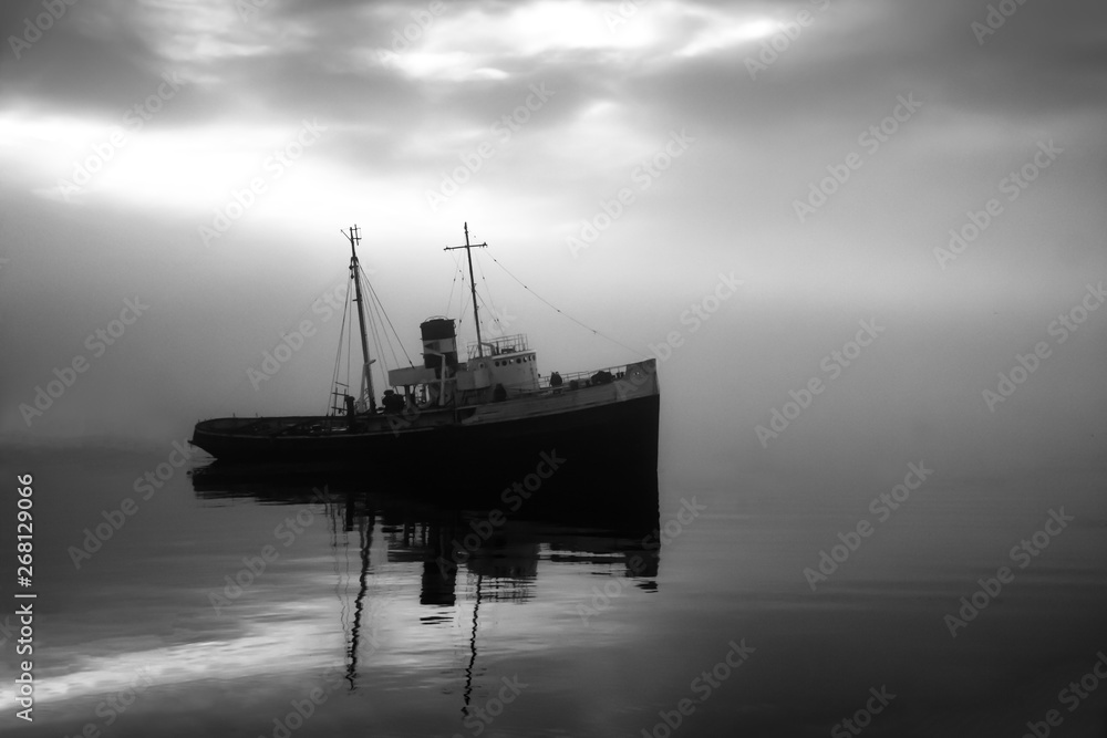 Fototapeta premium ship at sunset