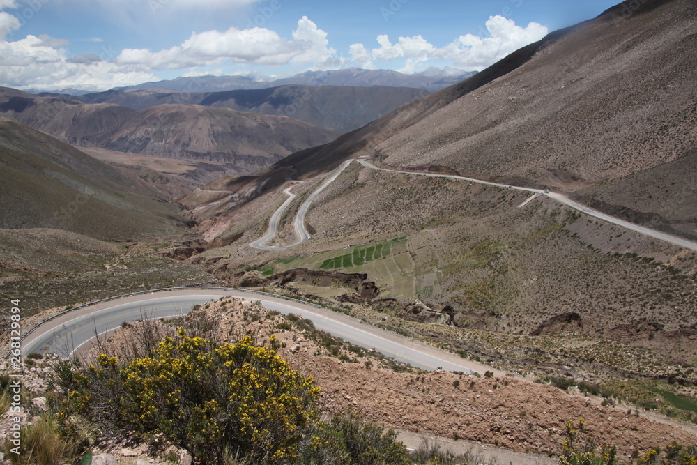 kęta droga asfaltowa wysoko w górach w argentynie